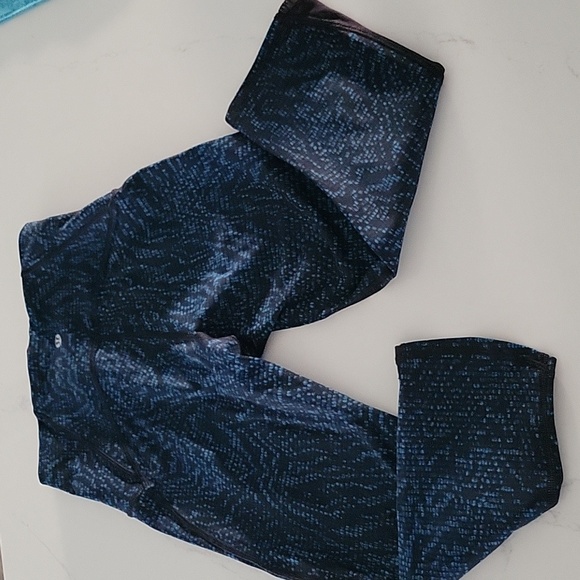 LIKE NEW Lululemon Athletica Speed Crops, Size 4, Blue, Black - Picture 9 of 9